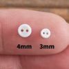 【おねだん見直しました】 3mm/4mm ドール用プラスチック ボタン 二つ穴 ホワイト 45個入 【商用可能】